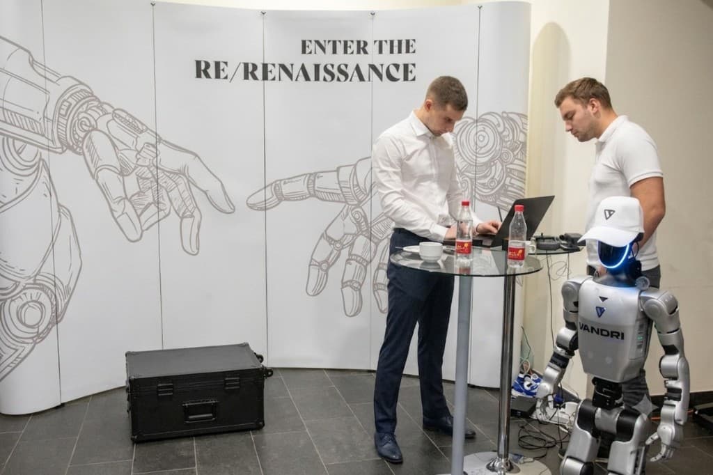 Tim Vandri s humanoidnim robotom na događaju Enter the Re/Renaissance
